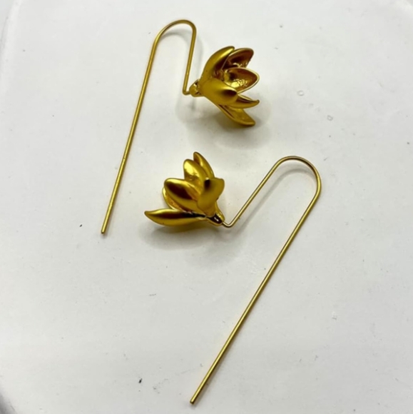 Gold Little Flower w Leaf Earrings 3D Leaves Flowers Modern Botanical Nature New - Picture 2 of 8